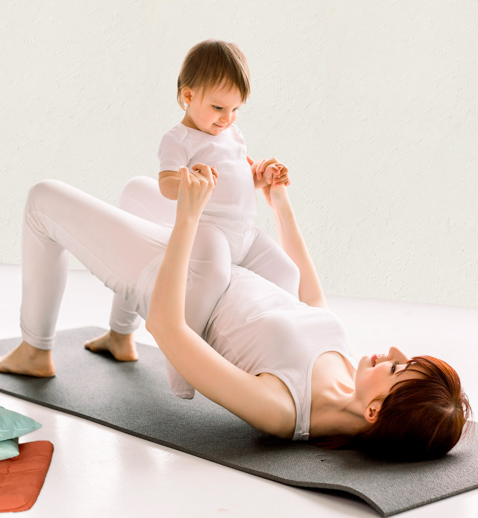 Foto de uma mãe com sua filha fazendo Yoga mamãe e Bebê