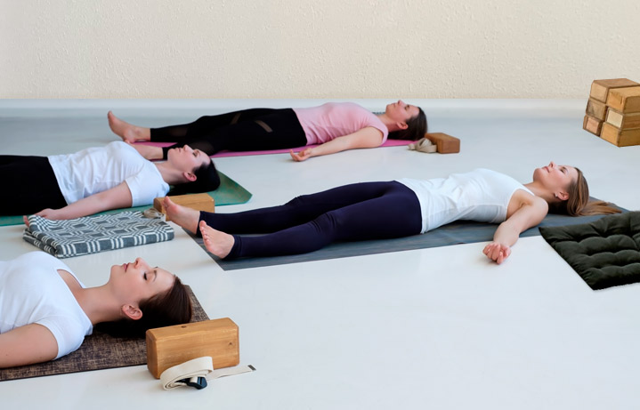 Foto mostrando Yoga Restaurativa